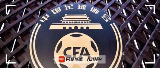 两个人交谈着，很快就进了城。
